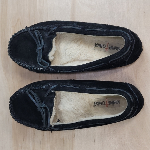 Minnetonka Moccasin Black Women's Slippers - Picture 8 of 10
